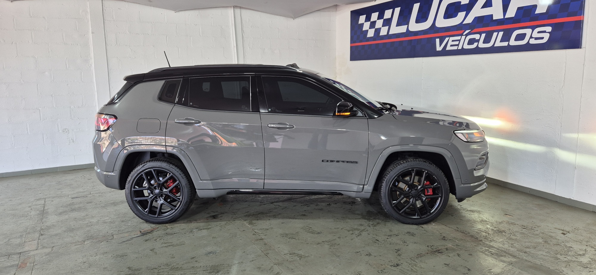 COMPASS HURRICANE BLACKHAWK 2.0 TURBO AT9 4WD C/ TETO